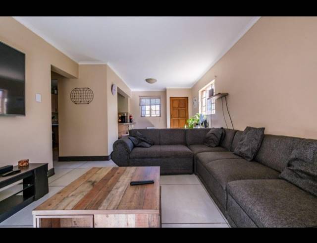2 BEDROOM TOWNHOUSE FOR SALE IN CASTLEVIEW